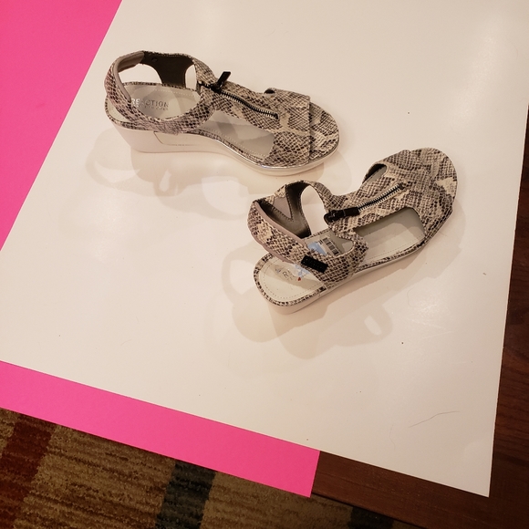 Reaction kenneth cole female shoes. Black and white , size 10. - Picture 3 of 4